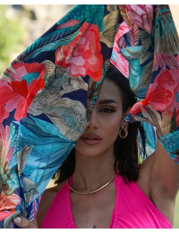 are silk scarves in style in 2023?