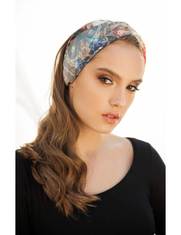 Κοπέλα φοράει μεταξωτό μαντήλι στο κεφάλι